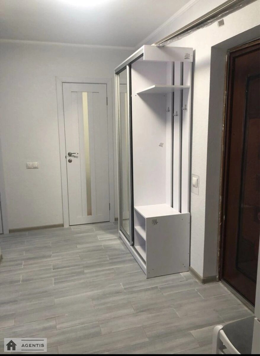 Сдам квартиру 2 комнаты, 58 m², 3 эт./10 этажей. 39, Петра Григоренка просп., Киев. 