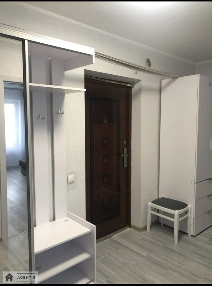 Сдам квартиру 2 комнаты, 58 m², 3 эт./10 этажей. 39, Петра Григоренка просп., Киев. 