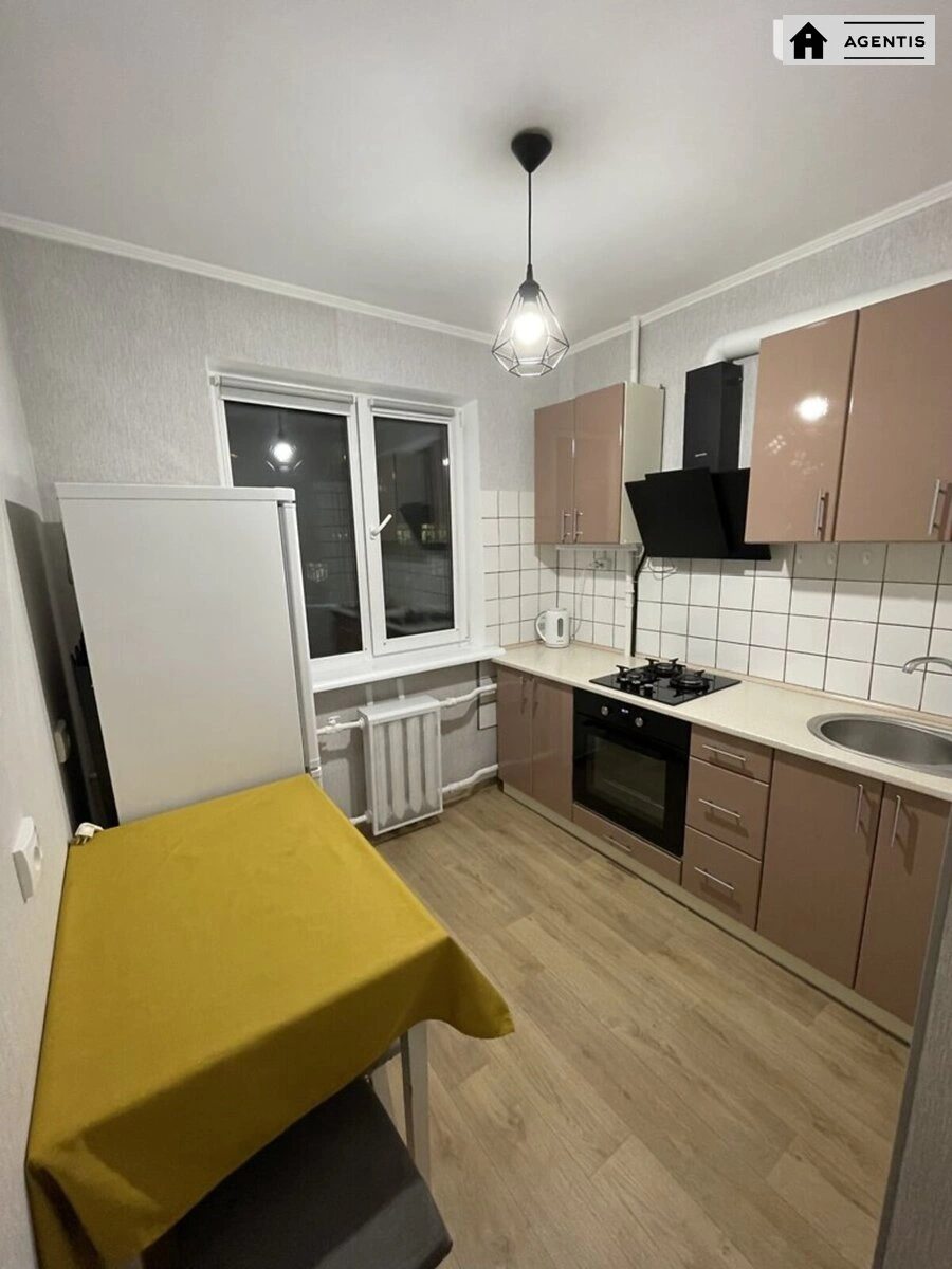 Сдам квартиру 2 комнаты, 47 m², 2 эт./5 этажей. 83, Вацлава Гавела бульв. (Івана Лепсе), Киев. 