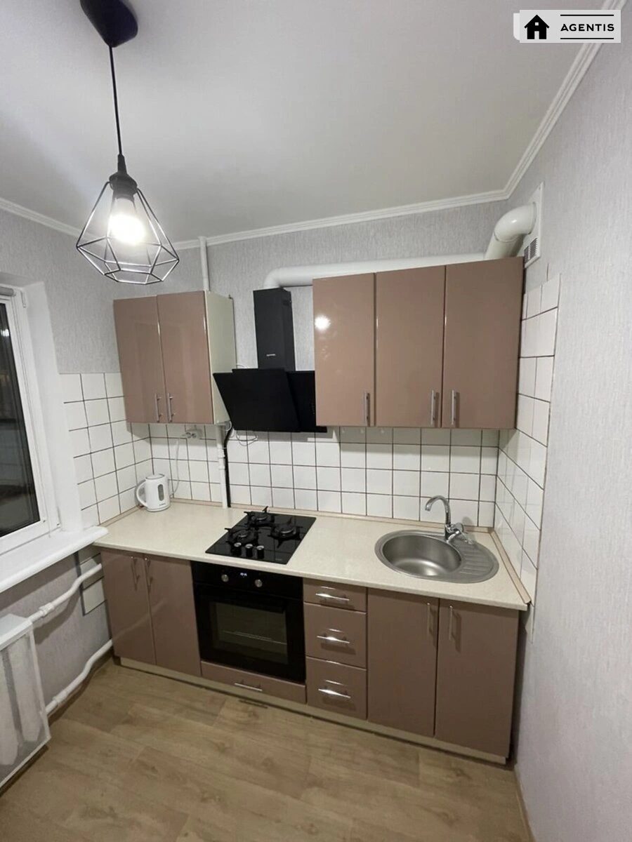 Сдам квартиру 2 комнаты, 47 m², 2 эт./5 этажей. 83, Вацлава Гавела бульв. (Івана Лепсе), Киев. 