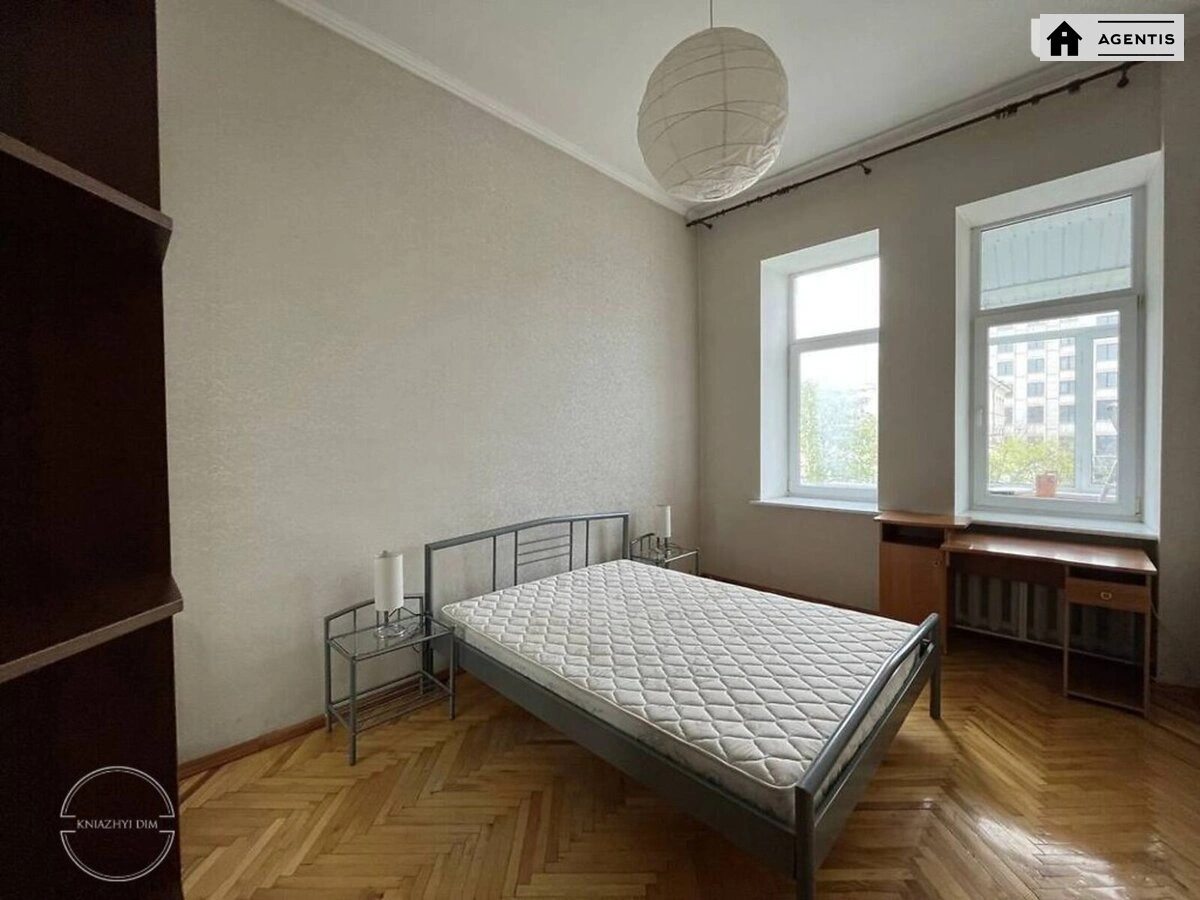 Сдам квартиру 3 комнаты, 72 m², 3 эт./4 этажа. 39, Владимирская 39, Киев. 