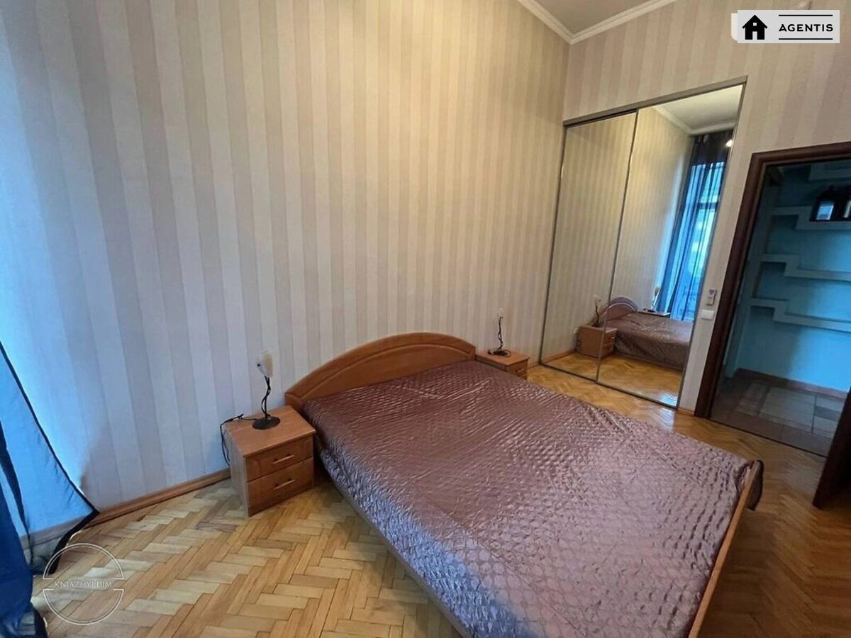 Сдам квартиру 3 комнаты, 72 m², 3 эт./4 этажа. 39, Владимирская 39, Киев. 