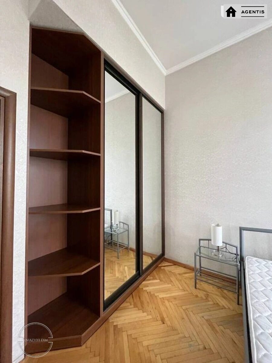 Сдам квартиру 3 комнаты, 72 m², 3 эт./4 этажа. 39, Владимирская 39, Киев. 