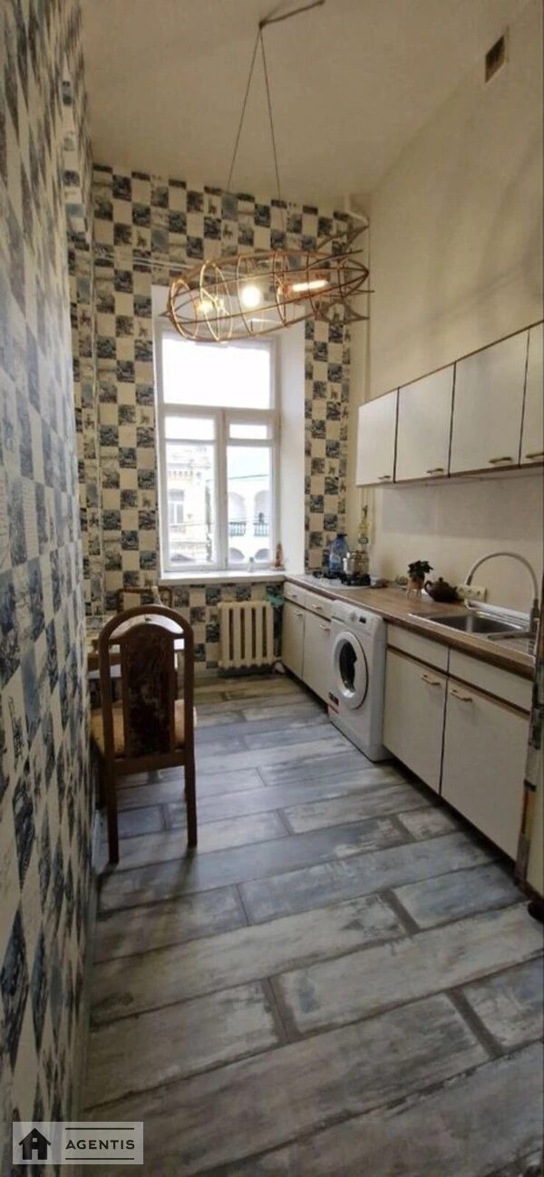 Сдам квартиру 1 комната, 40 m², 2 эт./4 этажа. 15, Хоревая 15, Киев. 