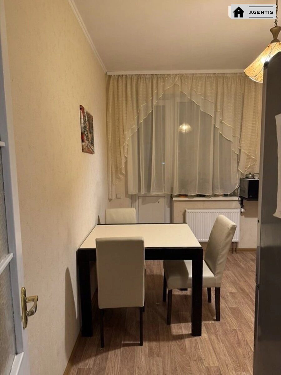 Сдам квартиру 3 комнаты, 85 m², 13 эт./26 этажей. 6, Драгоманова 6, Киев. 