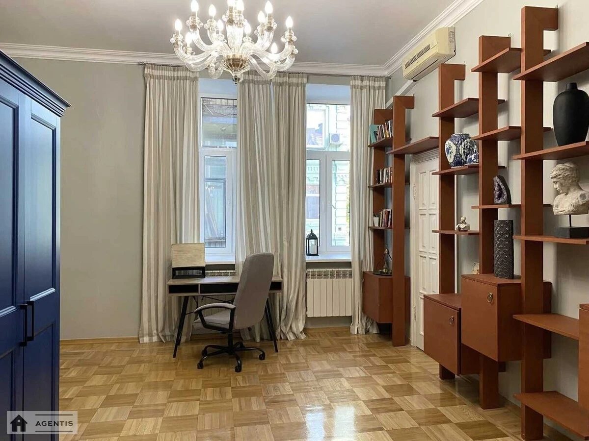 Сдам квартиру 3 комнаты, 130 m², 2 эт./7 этажей. 74, Олеся Гончара вул., Киев. 