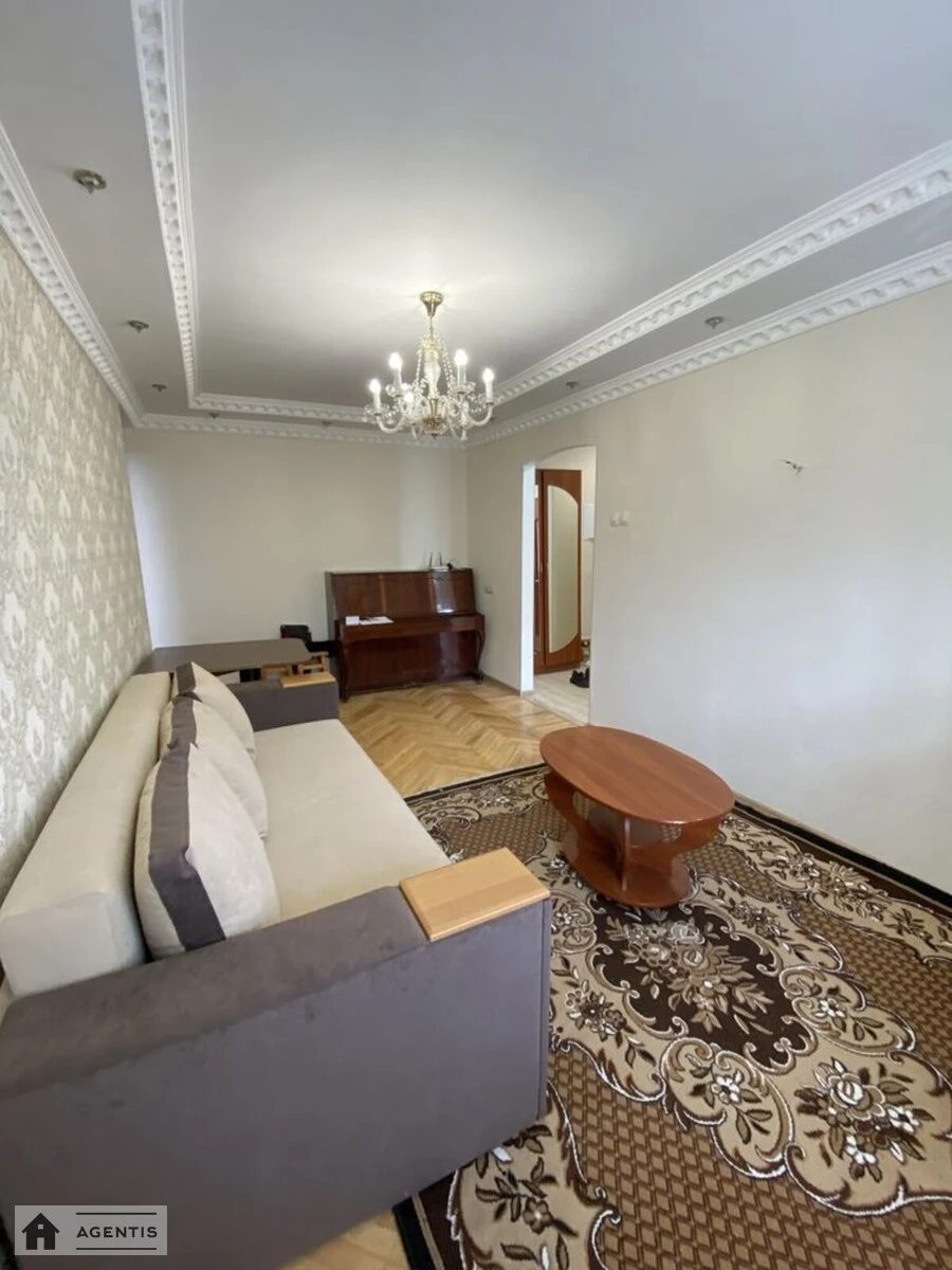 Сдам квартиру 3 комнаты, 56 m², 4 эт./5 этажей. 10, Привокзальная 10, Киев. 