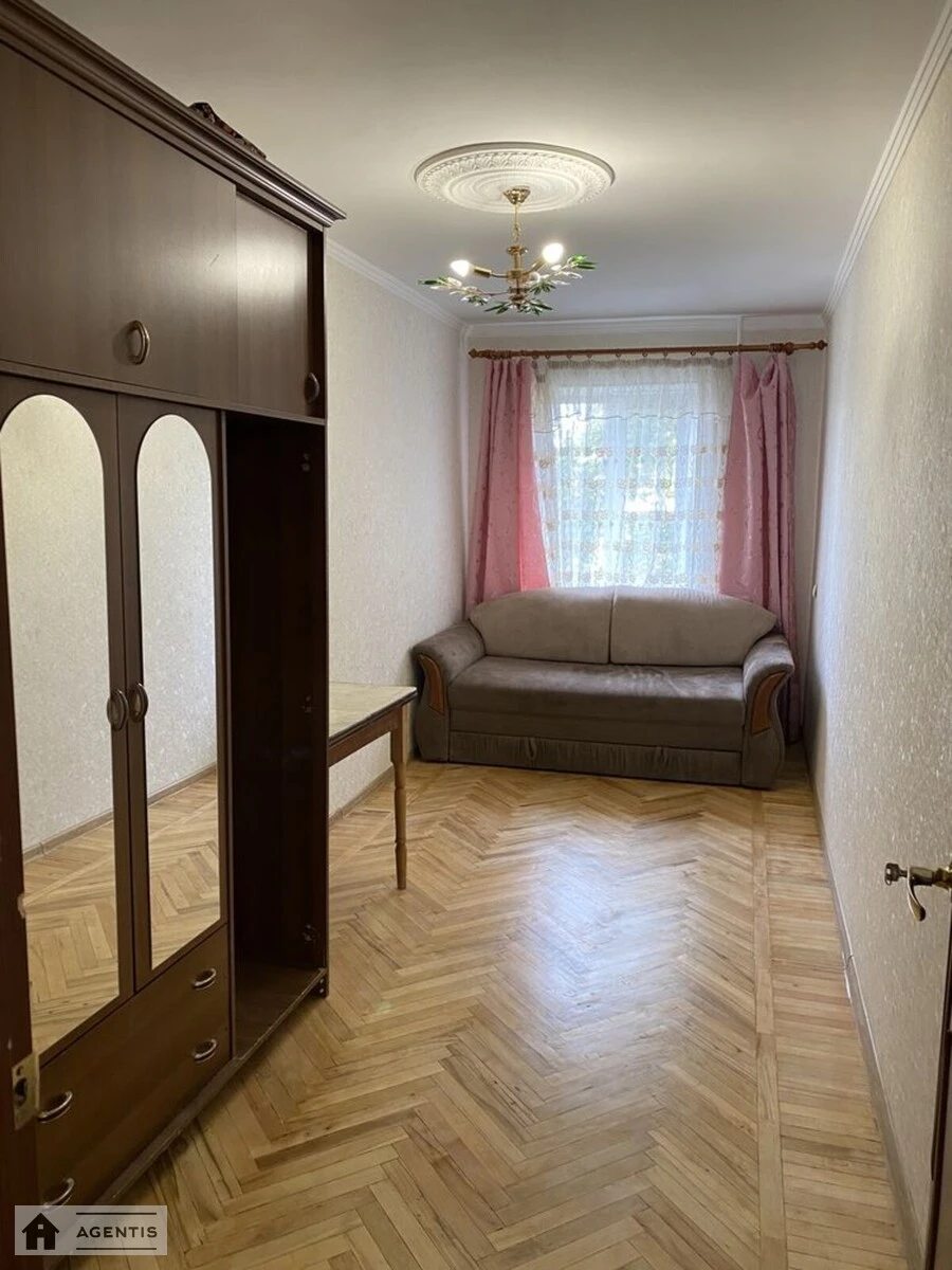 Сдам квартиру 3 комнаты, 56 m², 4 эт./5 этажей. 10, Привокзальная 10, Киев. 