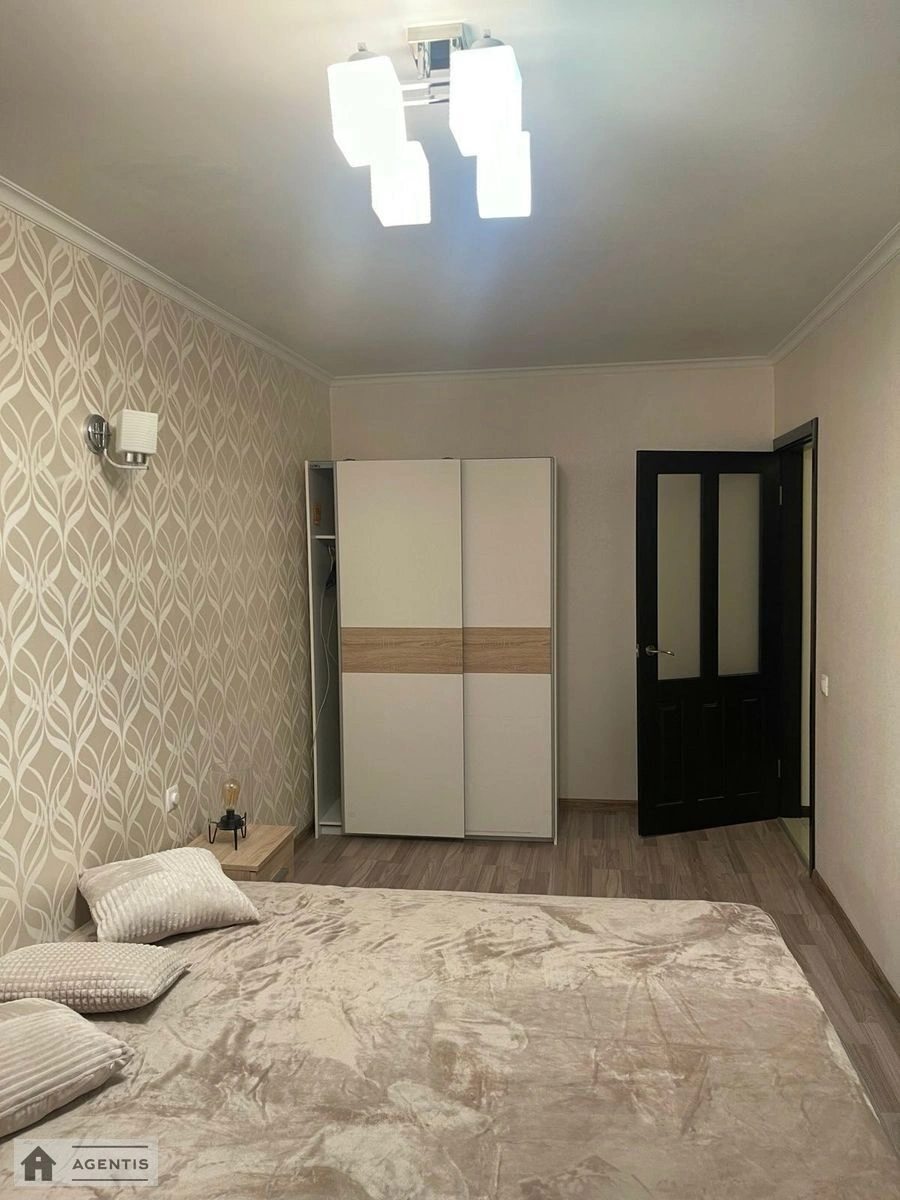 Сдам квартиру 3 комнаты, 58 m², 3 эт./9 этажей. 15, Леси Украинки 15, Киев. 