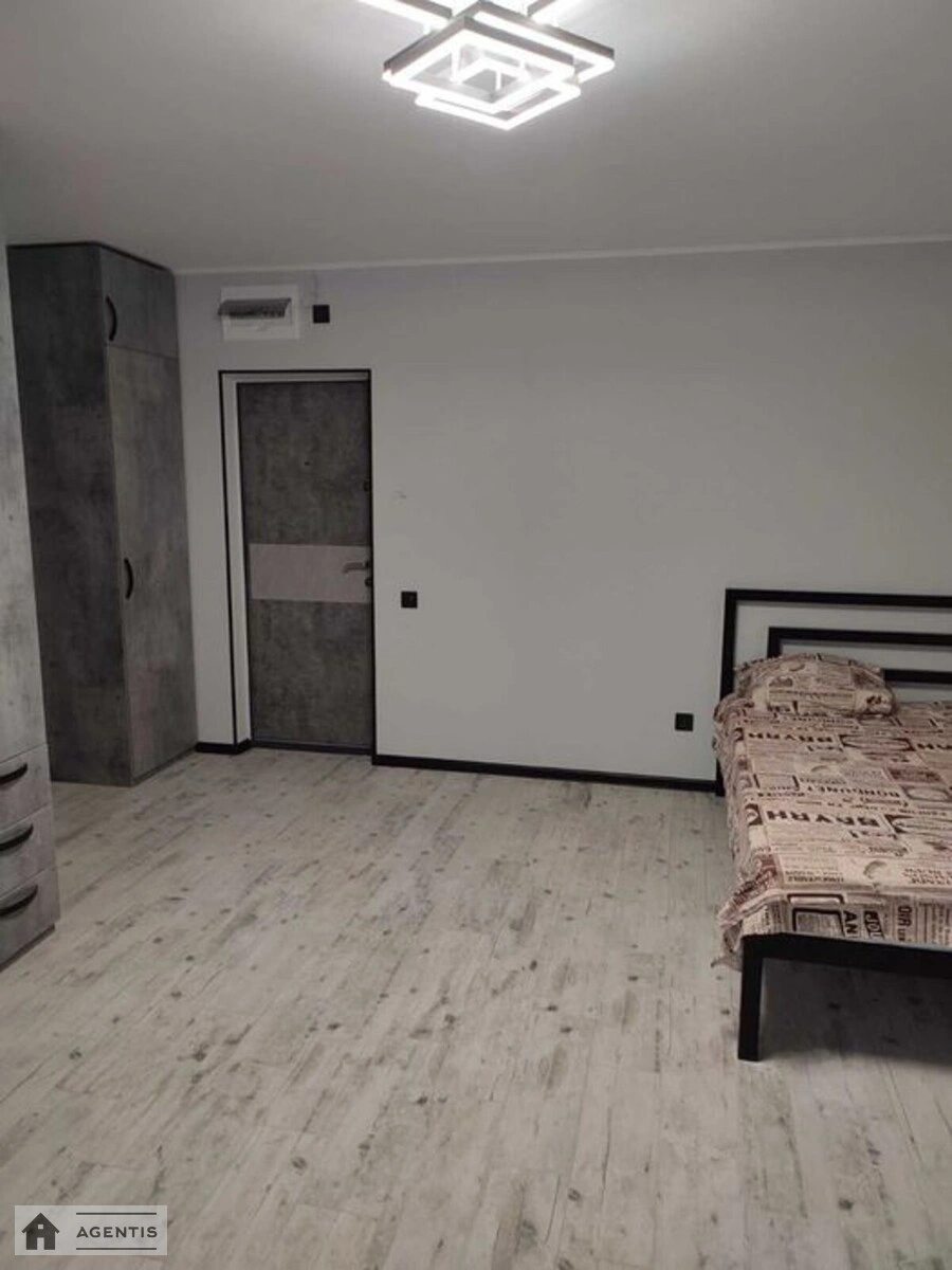 Сдам квартиру 1 комната, 30 m², 7 эт./9 этажей. 8, Новомостицкая 8, Киев. 