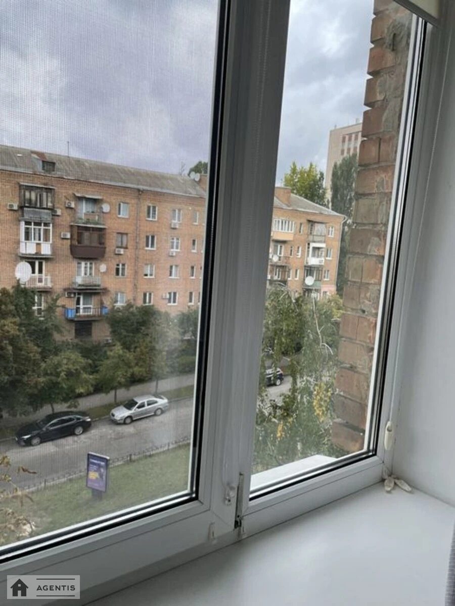 Сдам квартиру 3 комнаты, 85 m², 5 эт./6 этажей. Шевченковский район, Киев. 