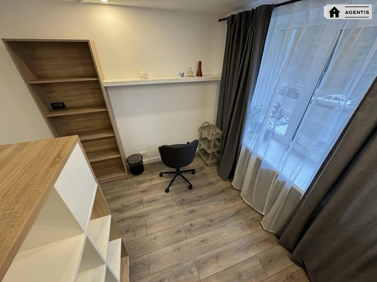 Сдам квартиру 2 комнаты, 50 m², 1 эт./5 этажей. 18, Голосеевская 18, Киев. 