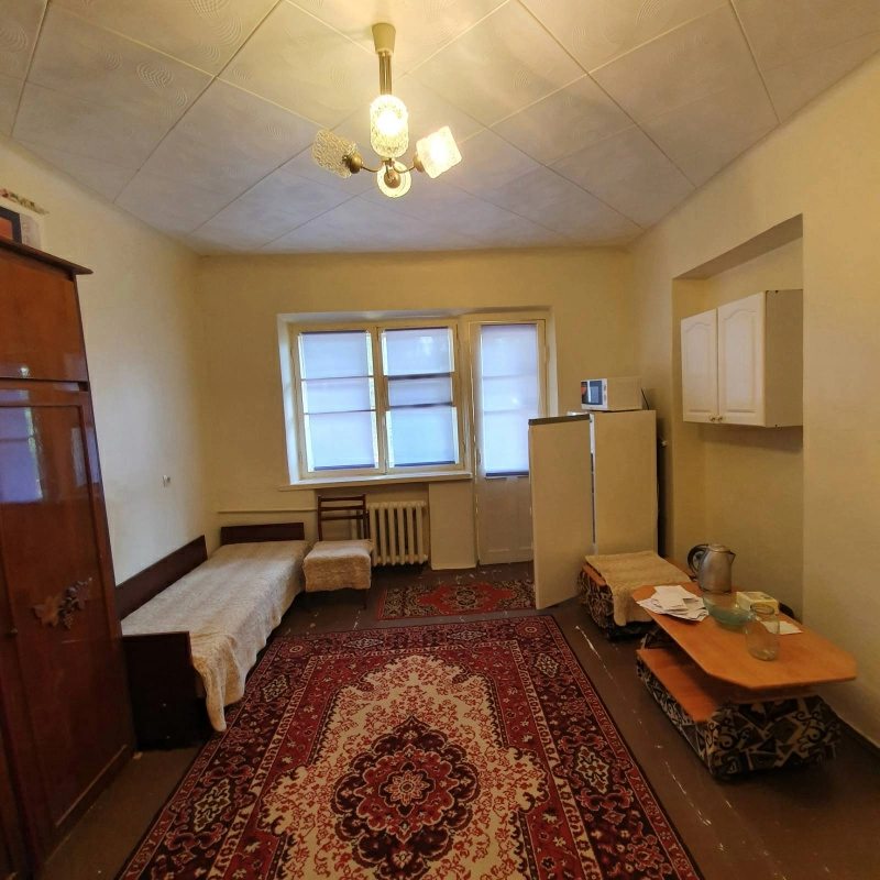 Apartments for sale. 1 room, 71 m², 3rd floor/4 floors. 82, Zhukovskoho, Zaporizhzhya. 