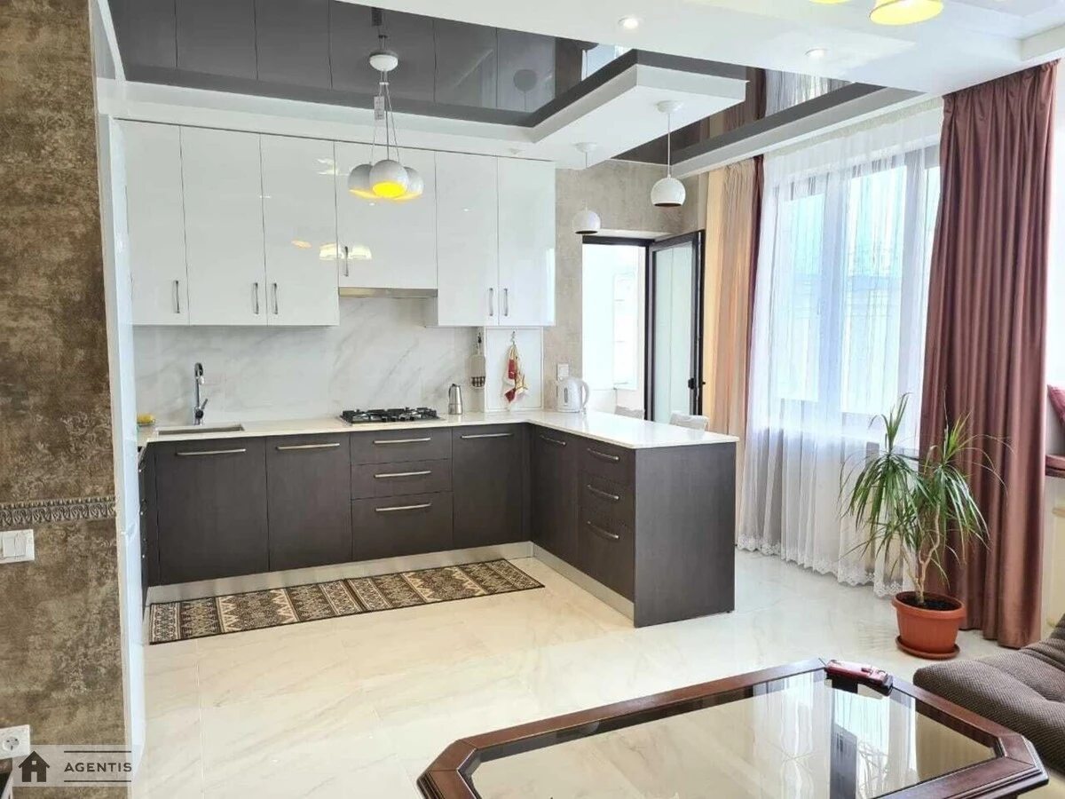 Сдам квартиру 3 комнаты, 75 m², 5 эт./9 этажей. Владимирская, Киев. 