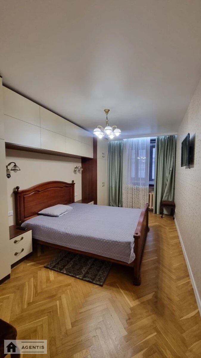 Сдам квартиру 3 комнаты, 75 m², 5 эт./9 этажей. Владимирская, Киев. 