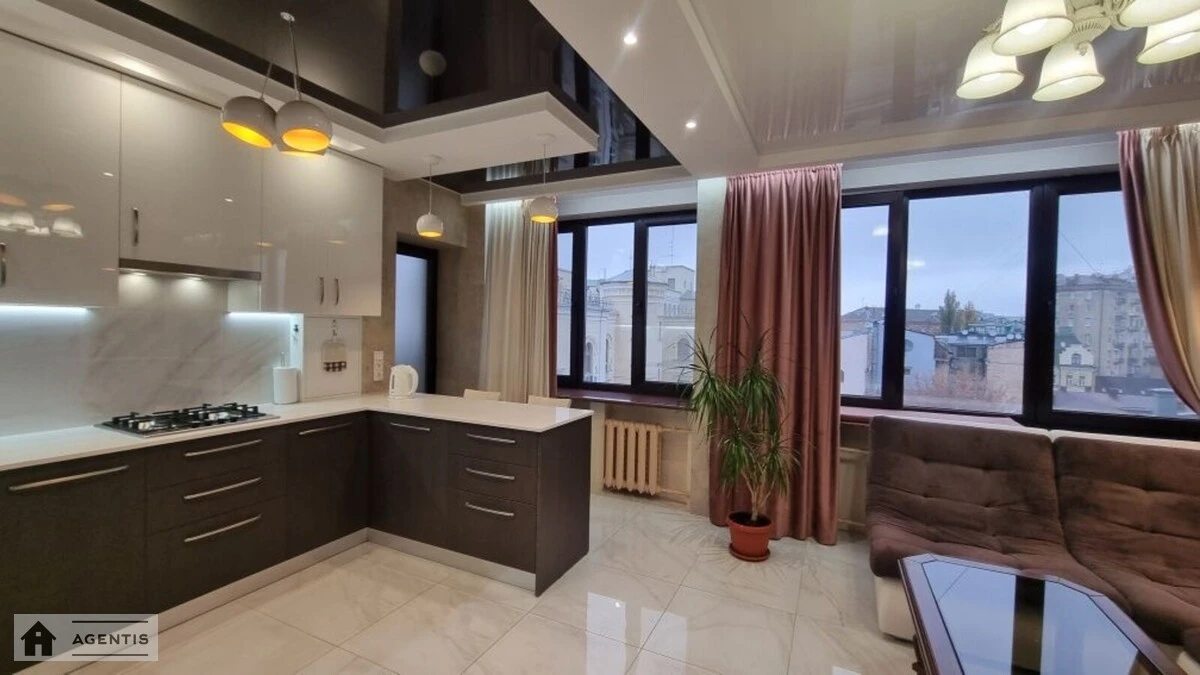 Сдам квартиру 3 комнаты, 75 m², 5 эт./9 этажей. Владимирская, Киев. 