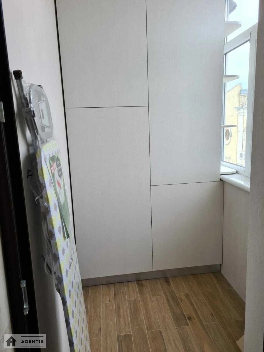 Сдам квартиру 3 комнаты, 75 m², 5 эт./9 этажей. Владимирская, Киев. 