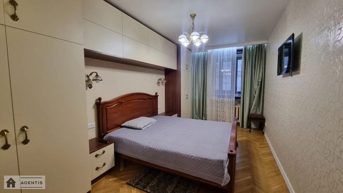 Сдам квартиру 3 комнаты, 75 m², 5 эт./9 этажей. Владимирская, Киев. 