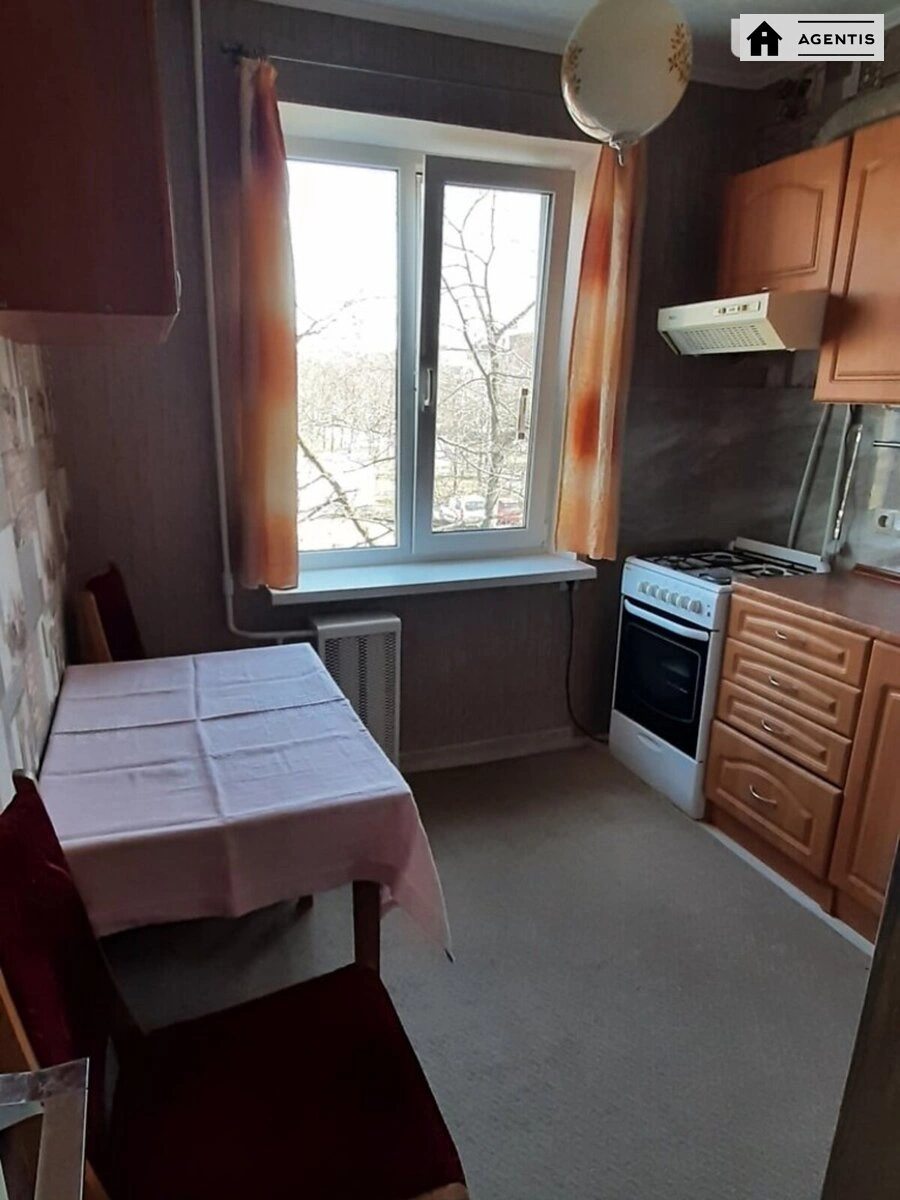 Сдам квартиру 2 комнаты, 49 m², 3 эт./9 этажей. 20, Лесной 20, Киев. 