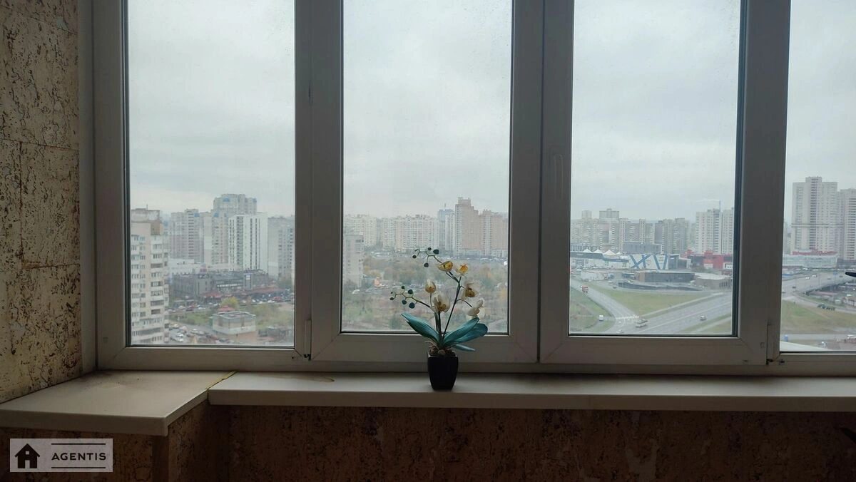 Сдам квартиру 2 комнаты, 90 m², 17 эт./24 этажа. 1, Срибнокильская 1, Киев. 