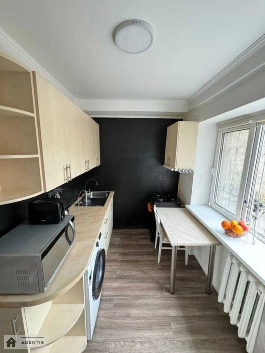 Сдам квартиру 2 комнаты, 42 m², 1 эт./4 этажа. Академіка Доброхотова вул., Киев. 