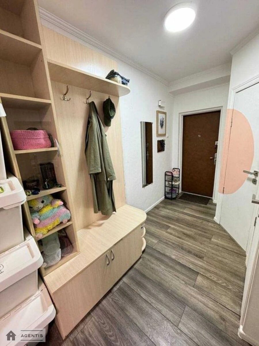 Сдам квартиру 2 комнаты, 42 m², 1 эт./4 этажа. Академіка Доброхотова вул., Киев. 