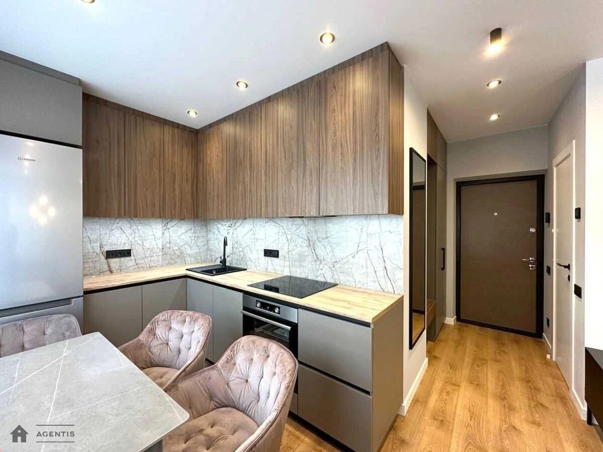 Сдам квартиру 1 комната, 38 m², 4 эт./8 этажей. 23, Салютная 23, Киев. 