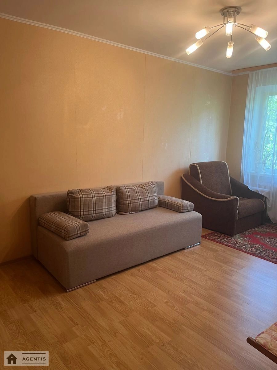 Сдам квартиру 1 комната, 32 m², 1 эт./9 этажей. 12, Леся Курбаса 12, Киев. 