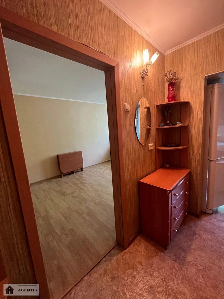 Сдам квартиру 1 комната, 32 m², 1 эт./9 этажей. 12, Леся Курбаса 12, Киев. 