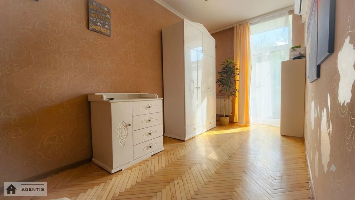 Сдам квартиру 2 комнаты, 58 m², 4 эт./4 этажа. 32, Гоголевская 32, Киев. 