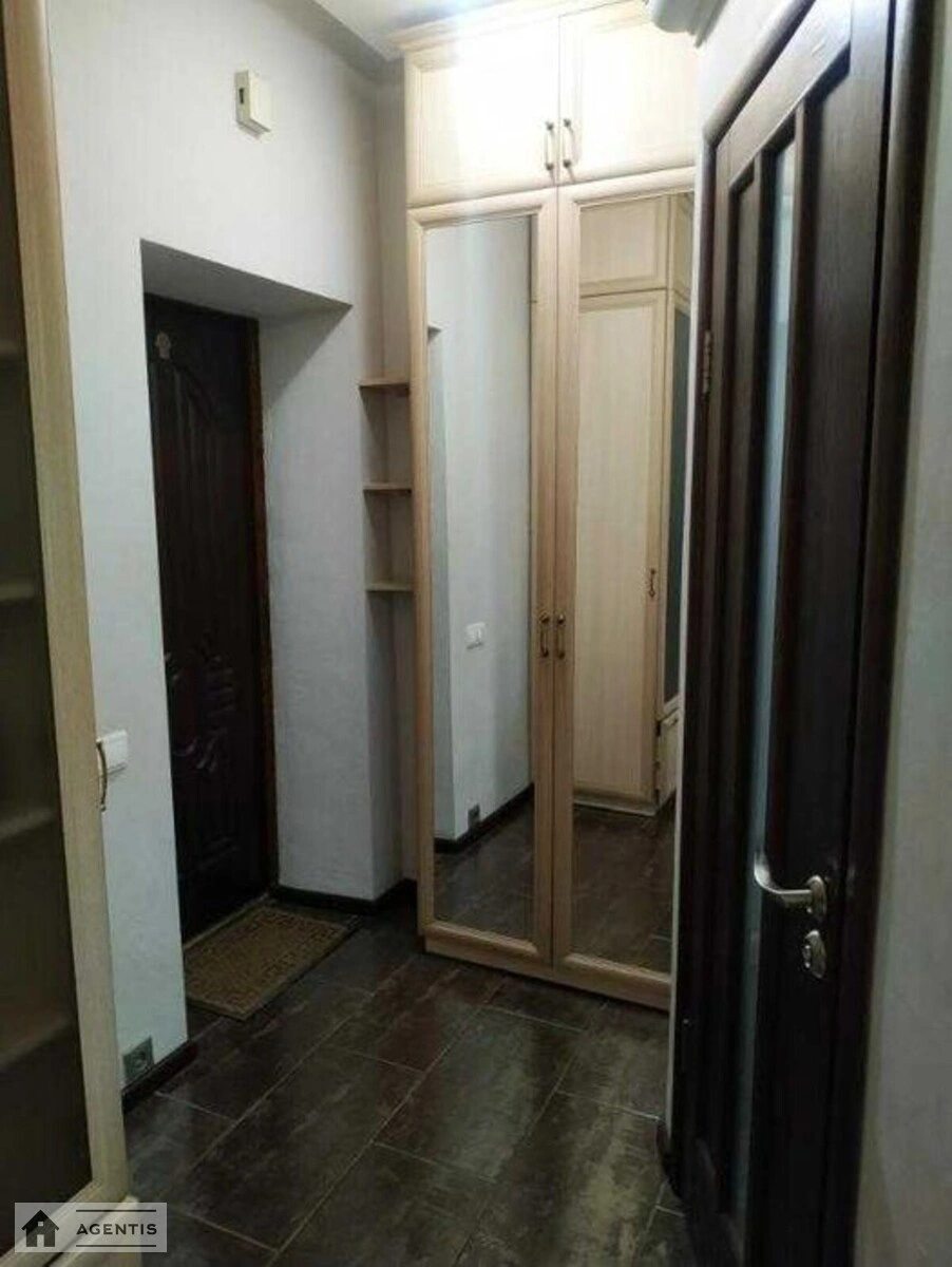 Сдам квартиру 2 комнаты, 47 m², 4 эт./5 этажей. 9, Гоголевская 9, Киев. 