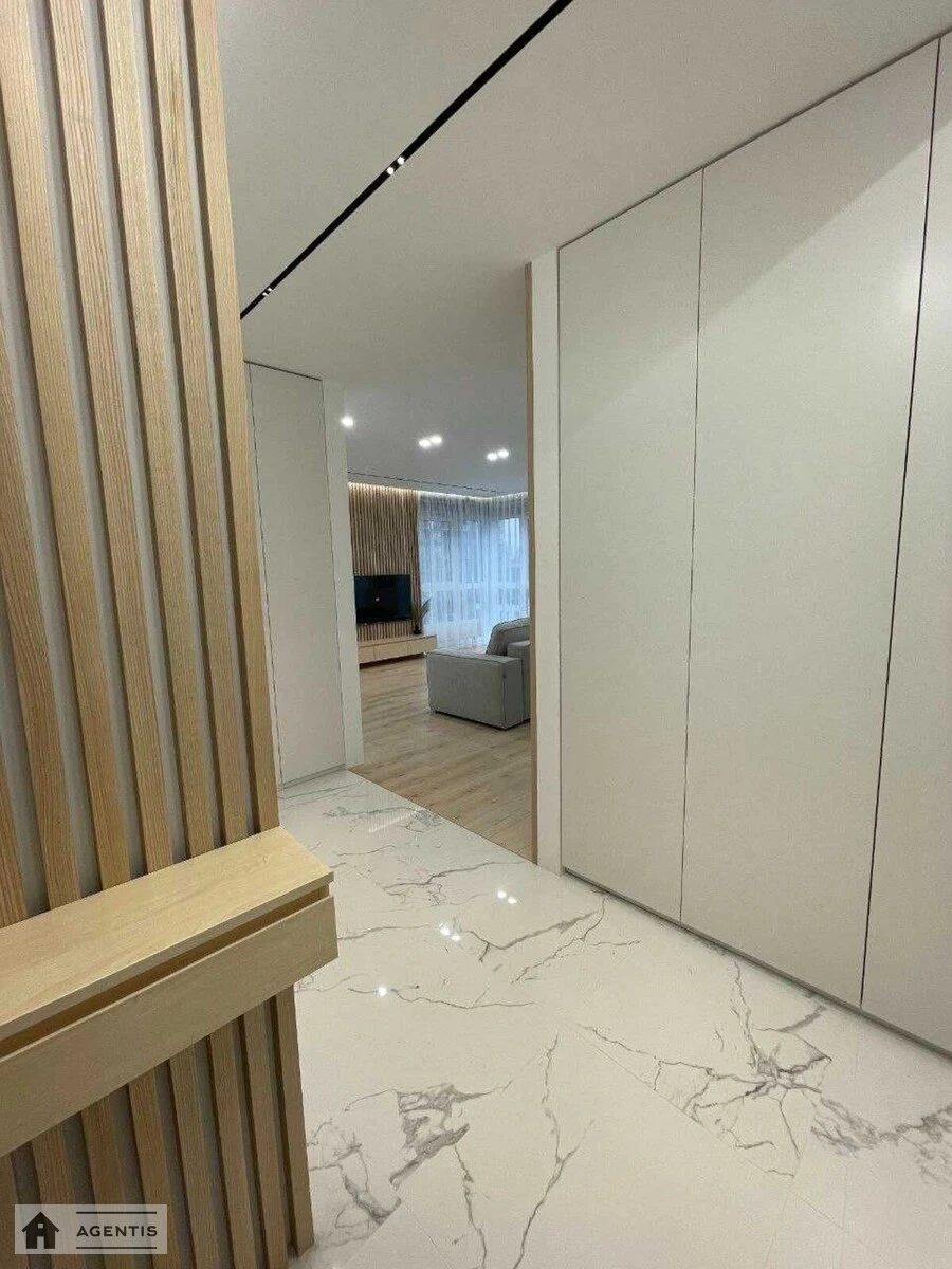 Сдам квартиру 2 комнаты, 64 m², 14 эт./19 этажей. Предславинская, Киев. 