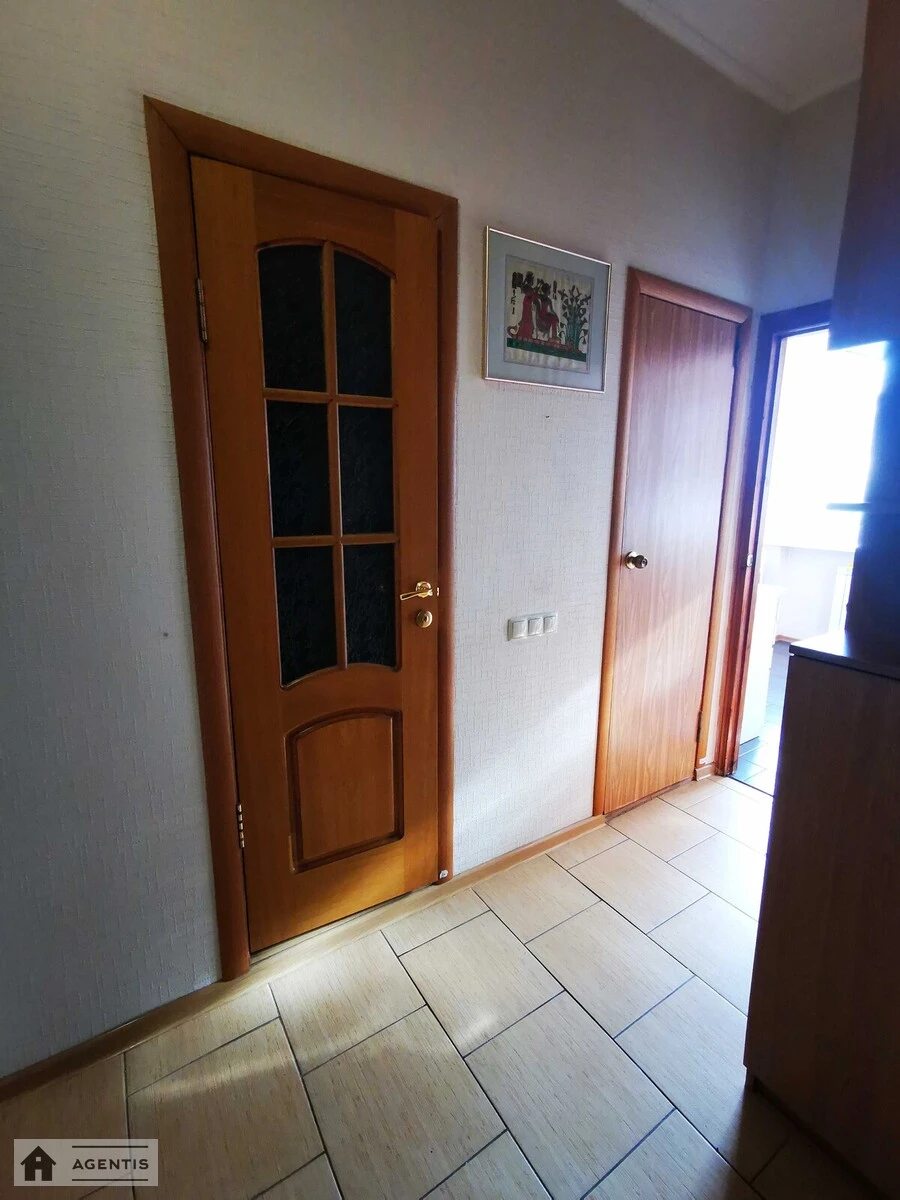 Сдам квартиру 2 комнаты, 56 m², 3 эт./5 этажей. Деревлянська вул. (Якіра), Киев. 