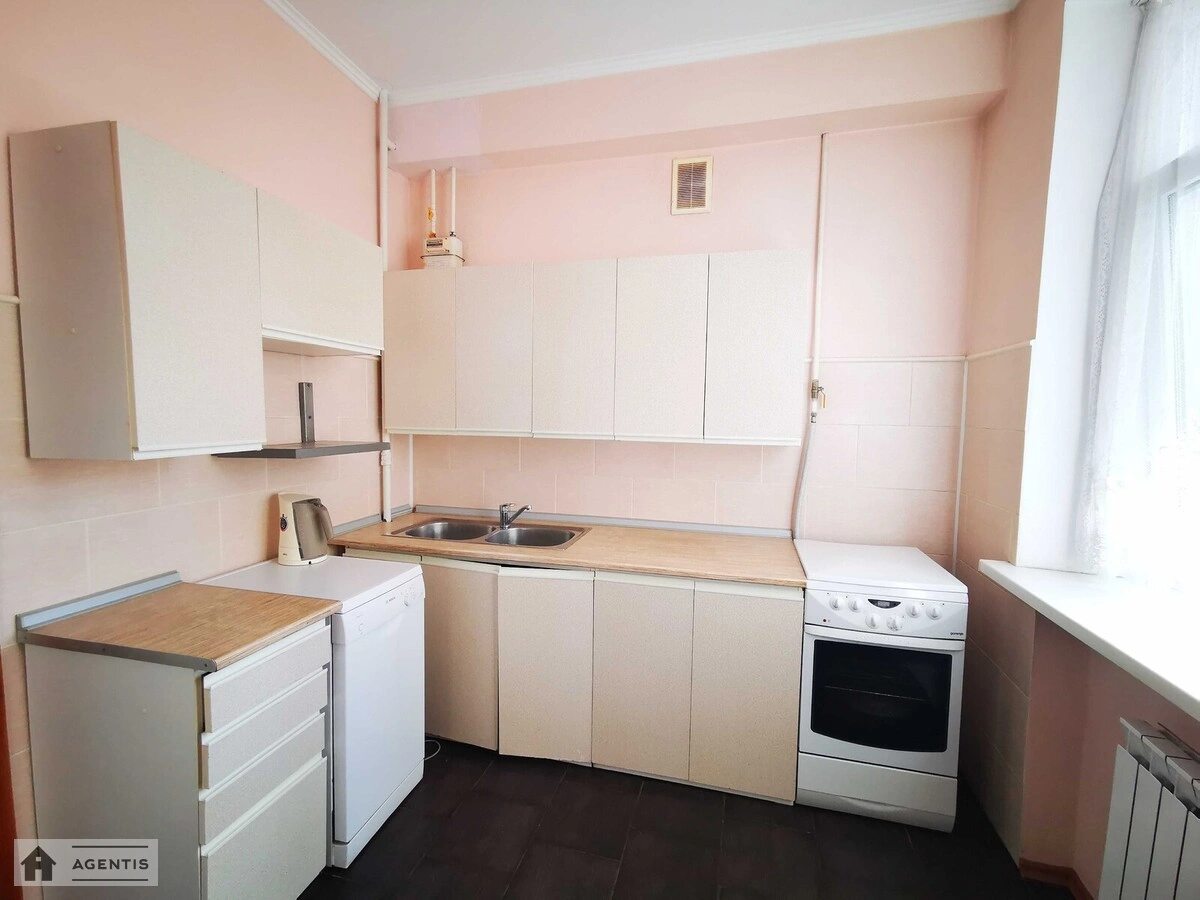 Сдам квартиру 2 комнаты, 56 m², 3 эт./5 этажей. Деревлянська вул. (Якіра), Киев. 