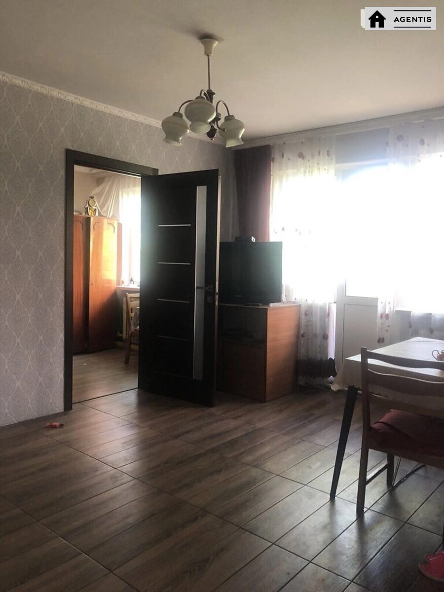 Сдам квартиру 1 комната, 38 m², 5 эт./6 этажей. 51, Златоустовская 51, Киев. 