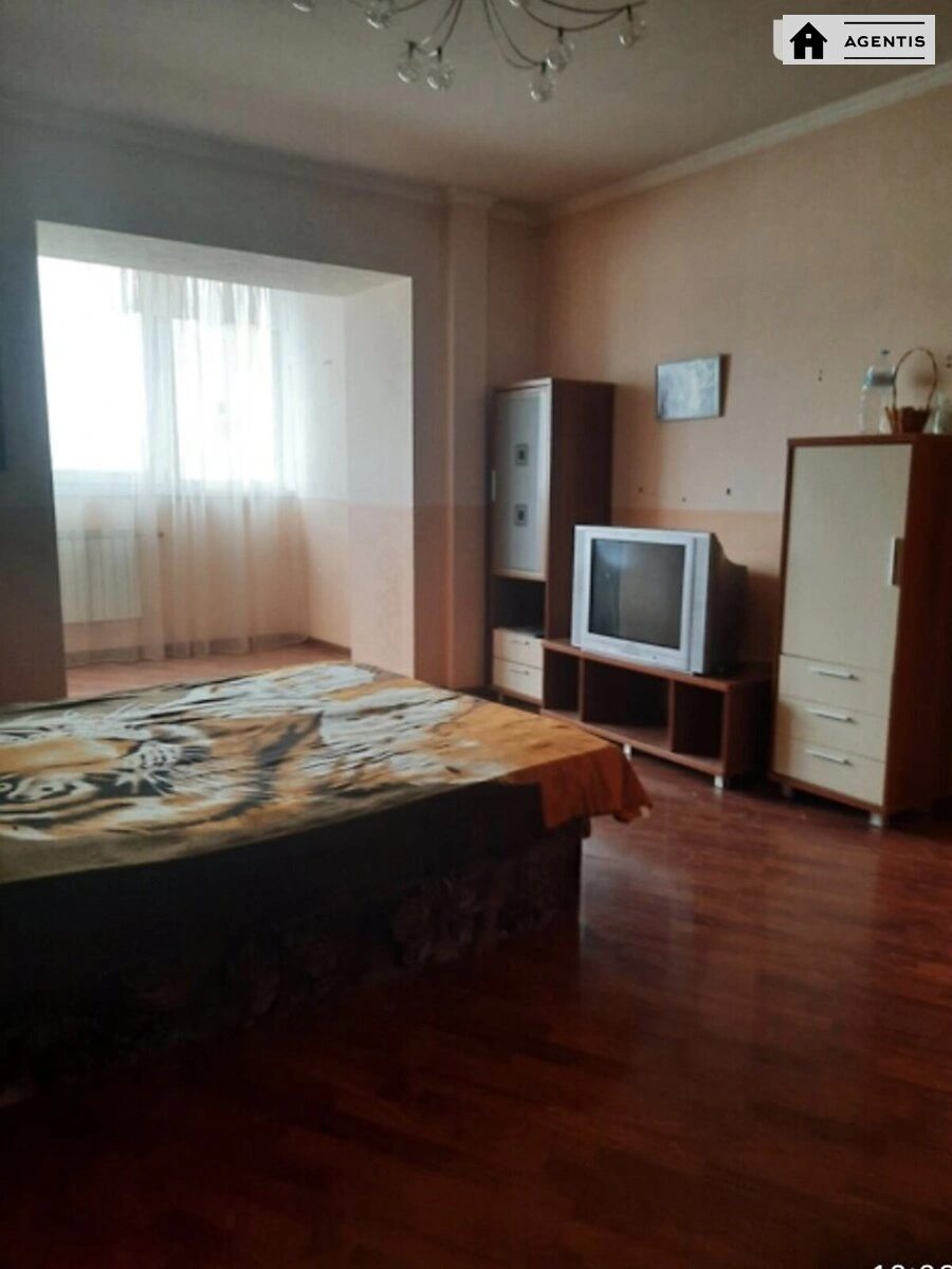 Сдам квартиру 2 комнаты, 70 m², 13 эт./16 этажей. Миколи Бажана просп., Киев. 