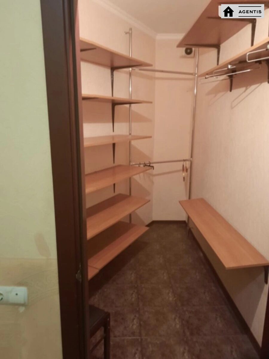 Сдам квартиру 2 комнаты, 70 m², 13 эт./16 этажей. Миколи Бажана просп., Киев. 