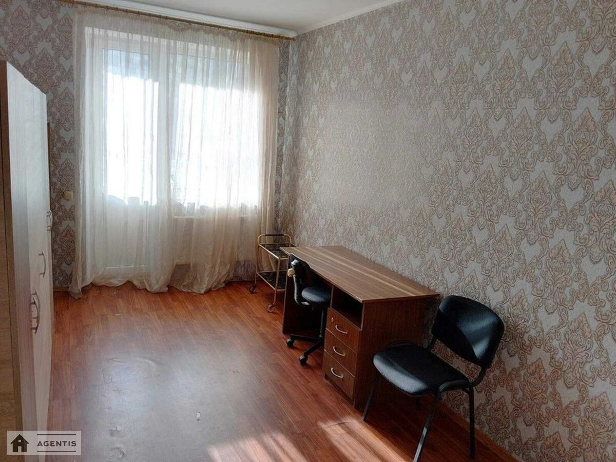 Сдам квартиру 3 комнаты, 80 m², 4 эт./26 этажей. 6, Драгоманова 6, Киев. 