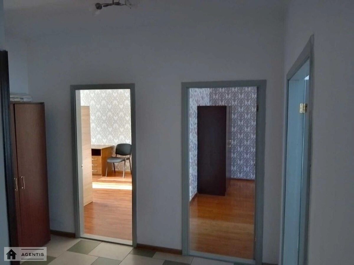 Сдам квартиру 3 комнаты, 80 m², 4 эт./26 этажей. 6, Драгоманова 6, Киев. 