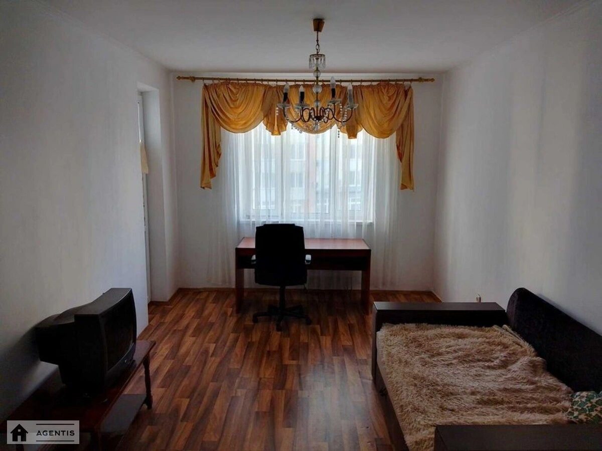 Сдам квартиру 3 комнаты, 80 m², 4 эт./26 этажей. 6, Драгоманова 6, Киев. 