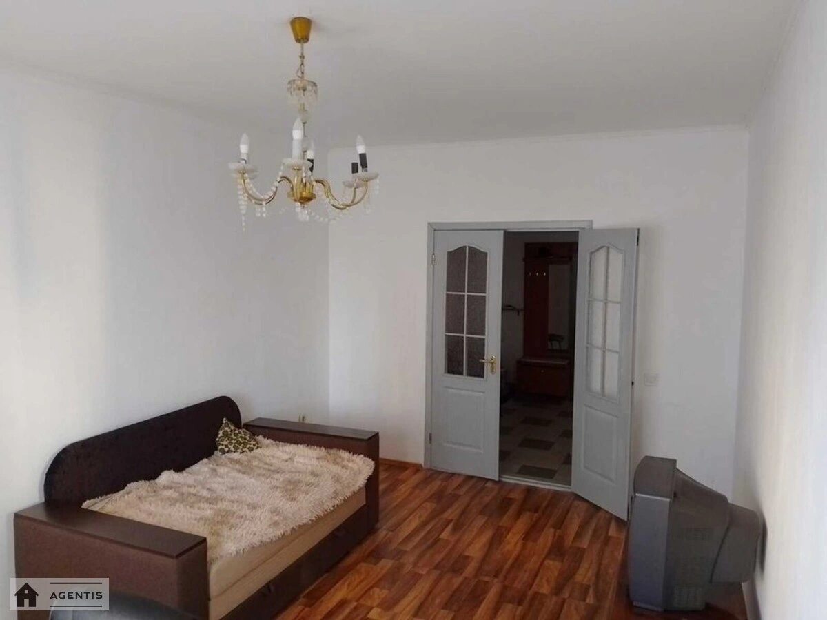 Сдам квартиру 3 комнаты, 80 m², 4 эт./26 этажей. 6, Драгоманова 6, Киев. 