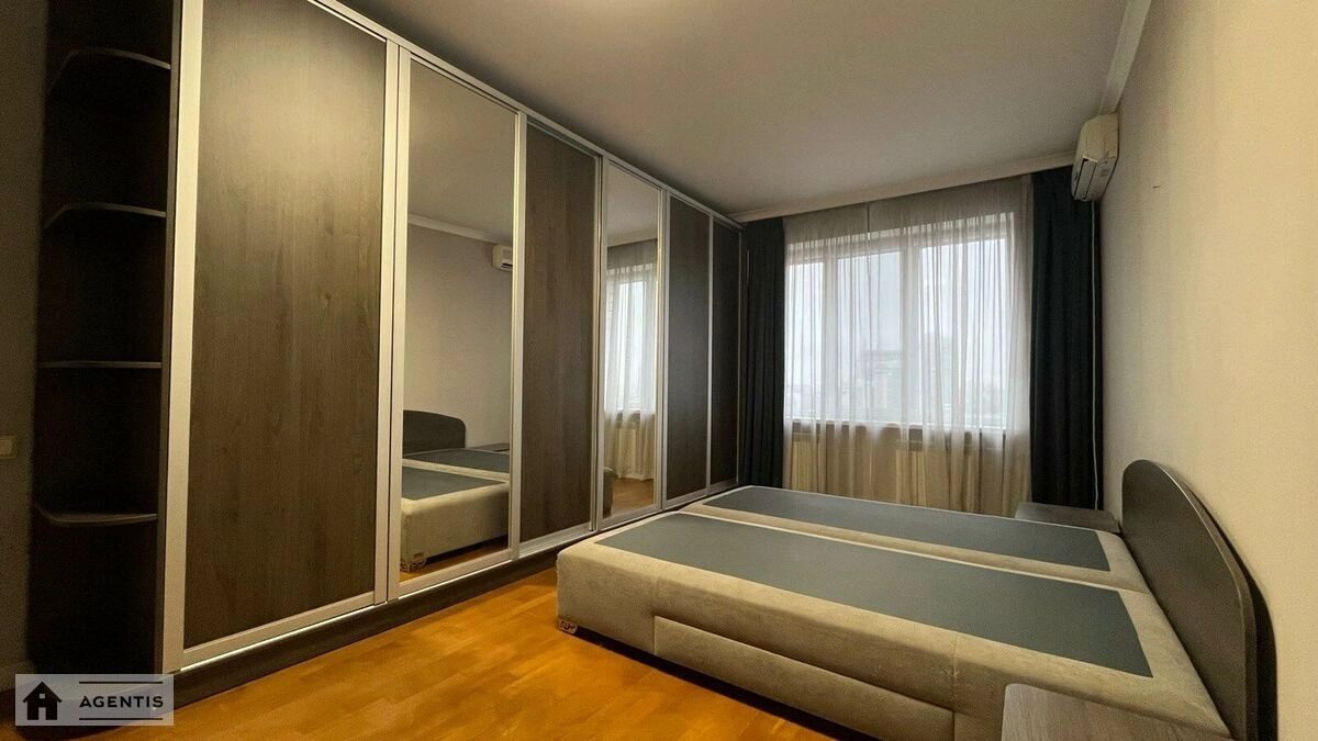 Сдам квартиру 3 комнаты, 105 m², 17 эт./22 этажа. 4, Старонаводницкая 4, Киев. 