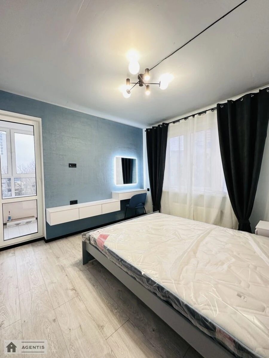 Сдам квартиру 2 комнаты, 65 m², 4 эт./25 этажей. 27, Краковская 27, Киев. 