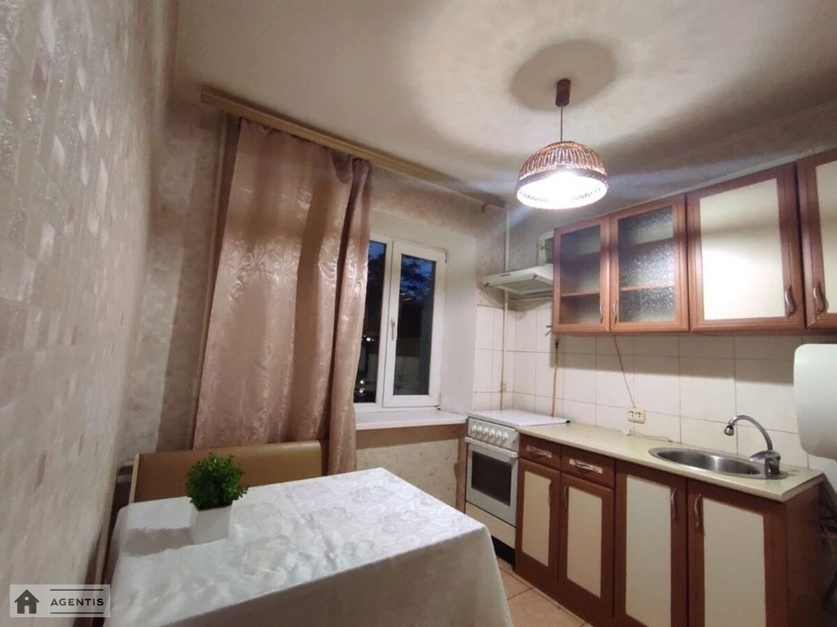 Apartment for rent 1 room, 33 m², 3rd fl./5 floors. 18, Dorogozhytcka 18, Kyiv. 