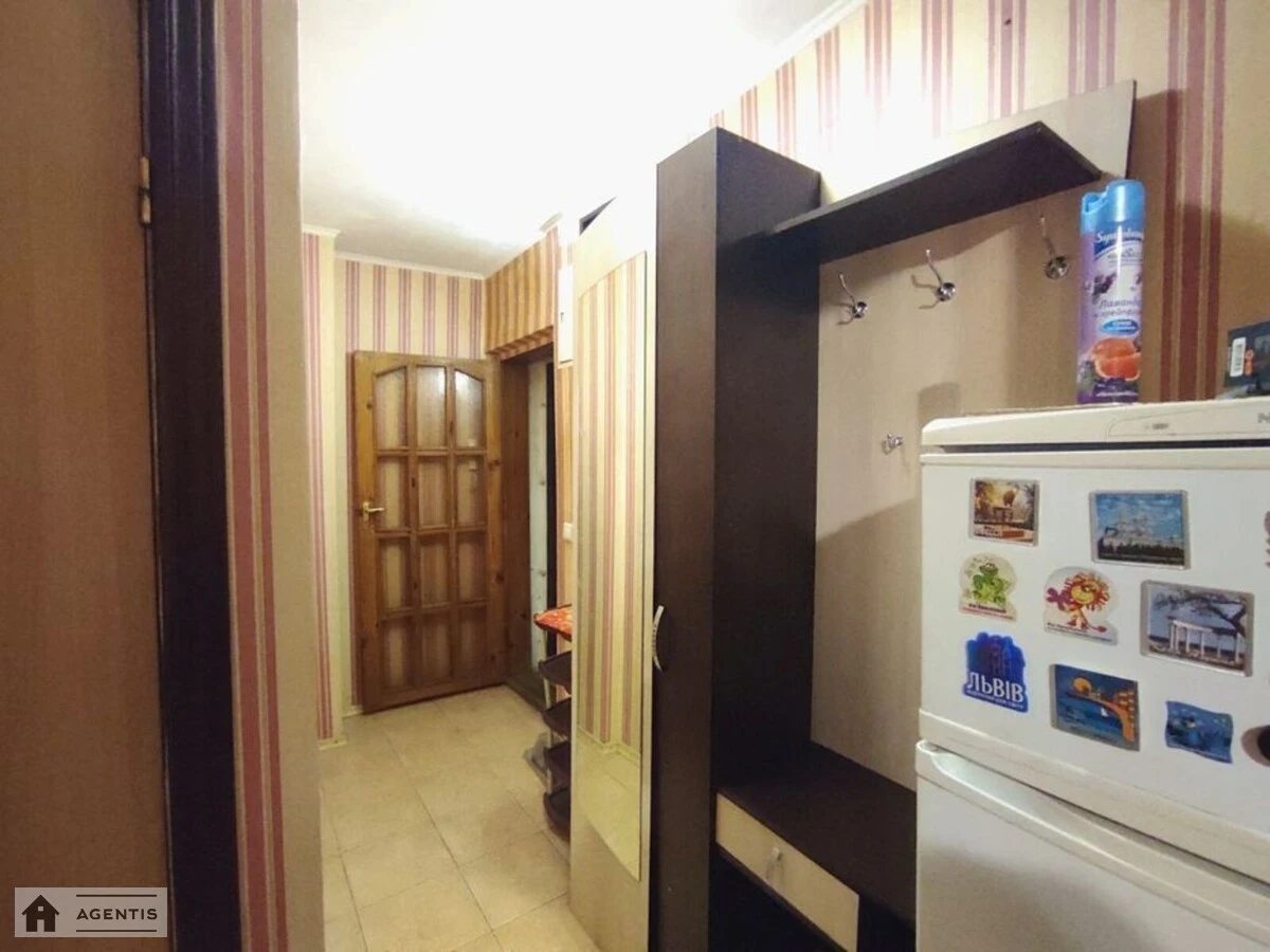 Apartment for rent 1 room, 33 m², 3rd fl./5 floors. 18, Dorogozhytcka 18, Kyiv. 