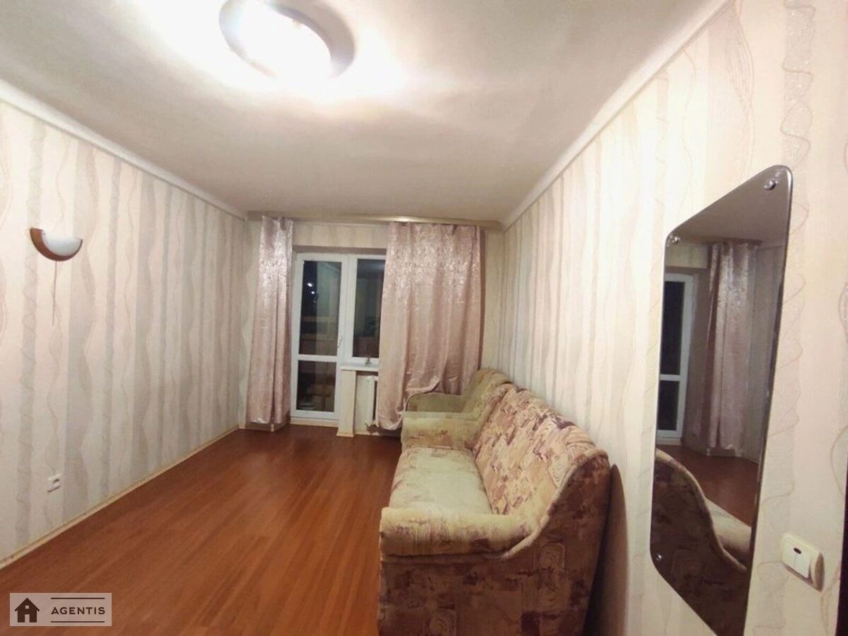 Apartment for rent 1 room, 33 m², 3rd fl./5 floors. 18, Dorogozhytcka 18, Kyiv. 