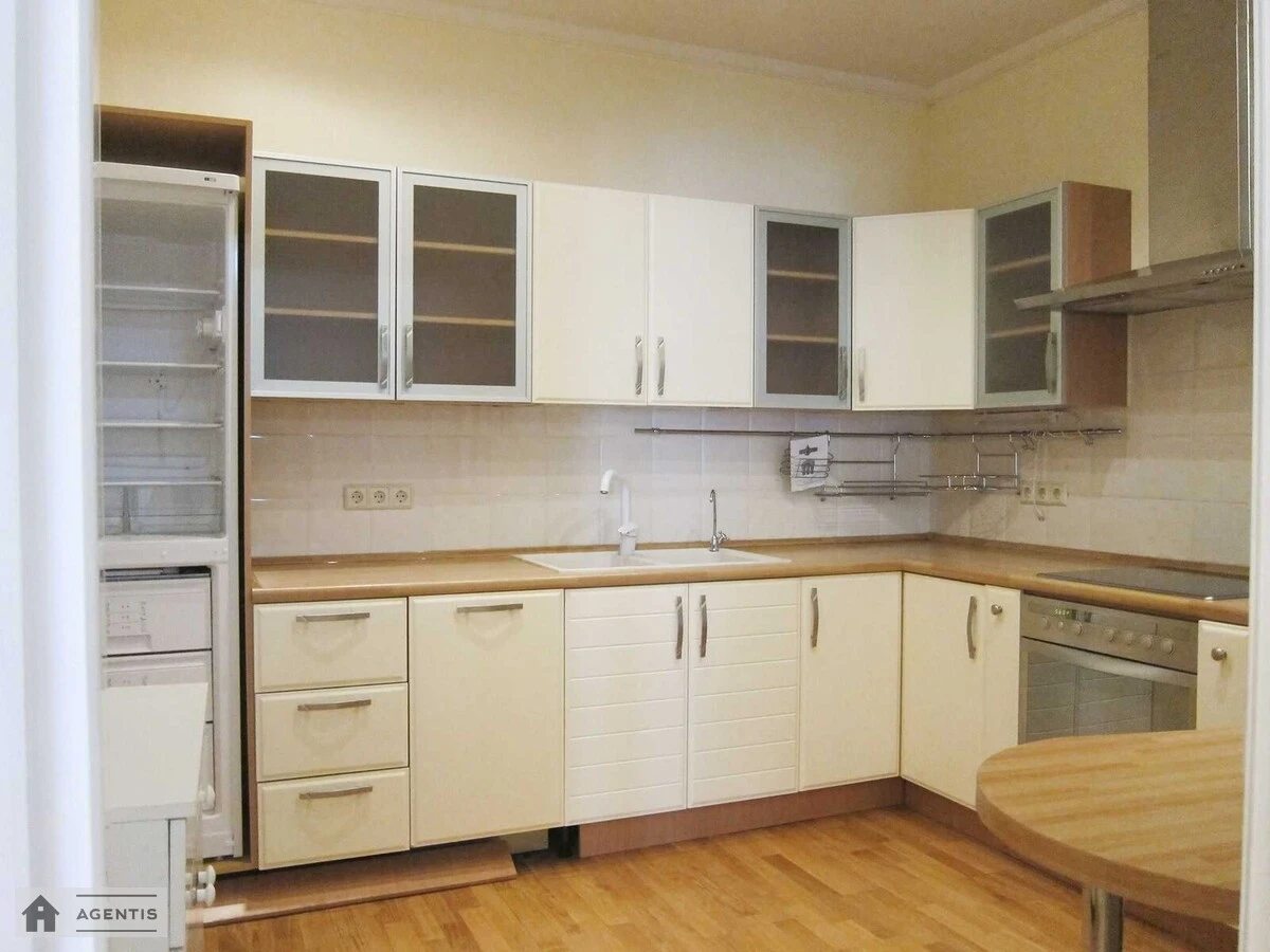 Сдам квартиру 3 комнаты, 130 m², 8 эт./10 этажей. 14, Паторжинского 14, Киев. 