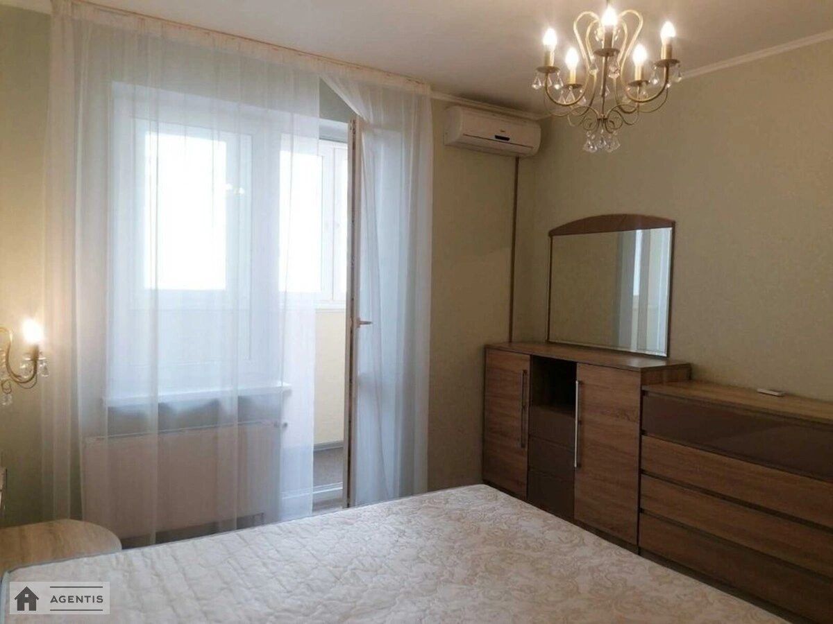 Сдам квартиру 3 комнаты, 100 m², 13 эт./25 этажей. 9, Академіка Глушкова просп., Киев. 