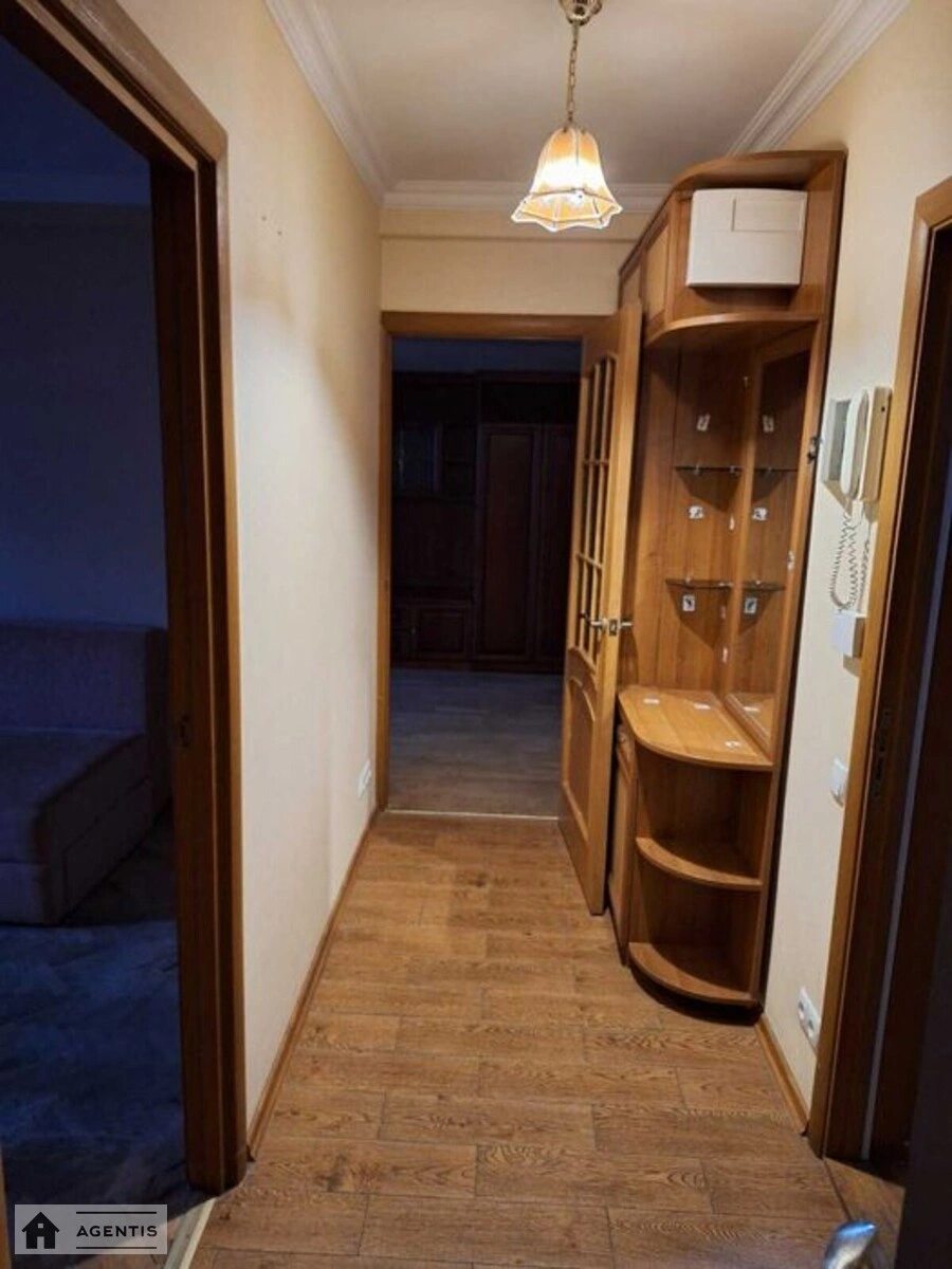 Сдам квартиру 2 комнаты, 49 m², 5 эт./9 этажей. 9, Энтузиастов 9, Киев. 