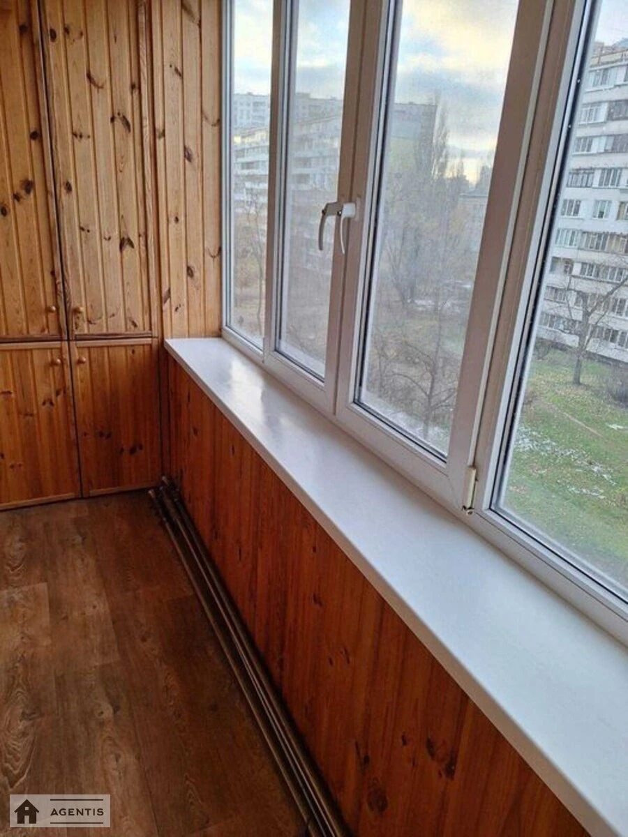 Сдам квартиру 2 комнаты, 49 m², 5 эт./9 этажей. 9, Энтузиастов 9, Киев. 